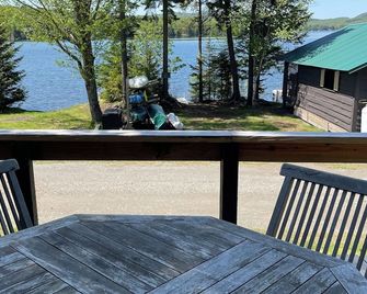 Lakefront Cabin on Back Lake w trail access, and private dock. - Pittsburg - Balcón