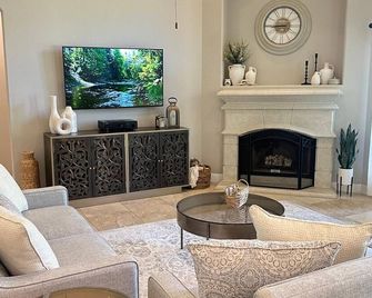 Cozy 4bdrm 3bath Home in The Woodlands - Magnolia - Living room