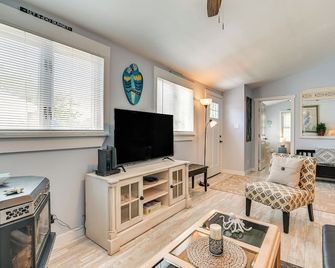 Community Pool and Beach Access Surfside Beach Home - Myrtle Beach - Living room