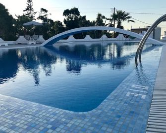 Hotel Lodos - Karterados - Piscina