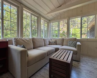 A Charming Vineyard Cottage Just Off the Pond - Edgartown - Living room
