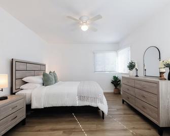 Cozy Modern 3 Bed 1 Bath Home - Pet Friendly! - Lawndale - Bedroom