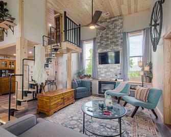 Victorian Era Schoolhouse Turned Cozy Country Retreat Is Awaiting You! - Paola - Sala de estar