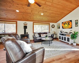 Creekside Retreat: Rail Trail Access Nearby! - Wellsboro - Living room