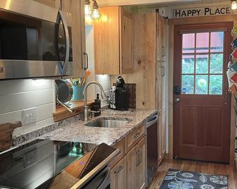 Cozy cabin at Lake Cushman in Hoodsport, WA with AC, Wi-Fi, kayak, beach, hottub - Hoodsport - Kitchen