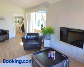 Modern Holiday Home in Haaksbergen with Garden - Haaksbergen - Living room