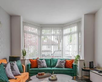 Spacious and Comfortable 5 Bedroom, 3 Bathroom Home with Pool Table, perfect for Contractors, NEC, Family Relocations - Birmingham - Living room