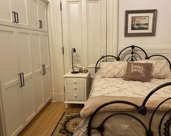 The Reagh's (one room suite)-1 of 3 suites in this Heritage property 4.5 star - Charlottetown - Bedroom