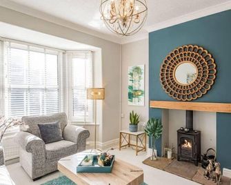 Cathedral Quarter House with free Secure Driveway Parking for 2 Cars - Lincoln - Living room