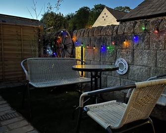 Charming pottery barn conversion 2 mins from Horsforth train station. - Horsforth - Patio