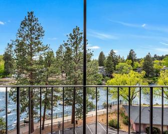 \'Slopey Seconds\' Riverfront condo with balcony near downtown Bend - Bend - Balcony