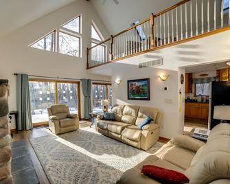 Serene Cedar Lake Chalet With Hiking Trails - Edmore - Living room