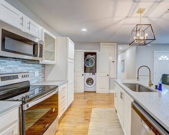 Fully Updated Uptown Dallas House - 1 Mile to Downtown! - Dallas - Kitchen