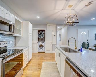 Fully Updated Uptown Dallas House - 1 Mile to Downtown! - دالاس - مطبخ