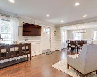 Elegant Middleburg Manor with 3 Bedrooms 2 Baths - Middleburg - Living room