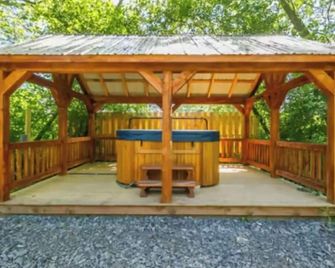 Seneca Hideaway/Sunken Vessel/Hot Tub - Geneva - Patio
