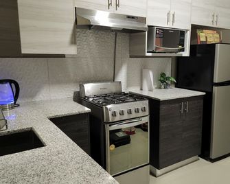 Very safe 2 bedroom apartment at Piarco Airport Trinidad and Tobago Top security - Piarco - Keuken