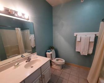 320 - One Bedroom Condo Suite w/2 Queens - Delavan - Bathroom