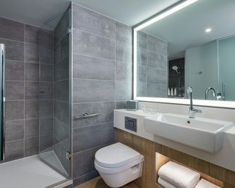 Courtyard by Marriott Paris Charles de Gaulle Central Airport - Roissy-en-France - Bathroom