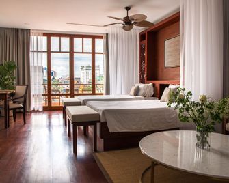 أمانجايا بانكام سويتس هوتل - فنوم بينه - غرفة نوم