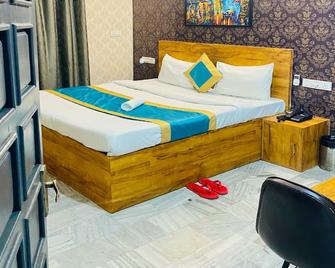 Hotel Eleven (Make Your Stay Comfortable With Us) - Sirsa - Bedroom