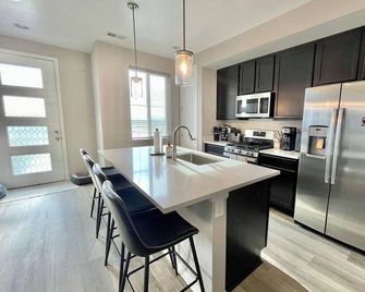 Views and Adventure Awaits - Near Airport - Commerce City - Cocina