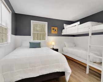 House on The Rocks with EV Charger - Chittenden - Bedroom