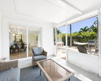 Boca Bliss: Family-Friendly Escape with Hot Tub & Grill, 1 Mile from the Beach! - Boca Raton