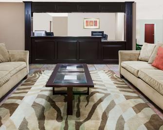 Days Inn & Suites by Wyndham New Iberia - New Iberia - Living room