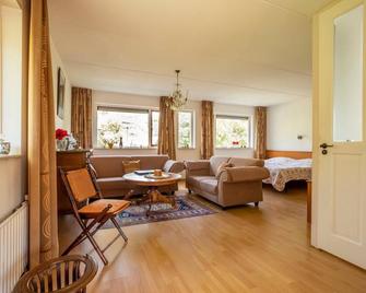 Comfy holiday home in Hoorn with French balcony, cleaning included - Hoorn - Living room