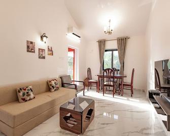 Modern 1bhk Condo With Pool 3min Walk To Beach - Colva - Wohnzimmer