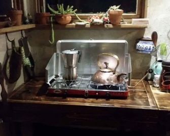 Casa de Creosote: Starry, cozy Off-grid Cabin & Rustic Camping, Terlingua Ranch. - Terlingua - Κρεβατοκάμαρα