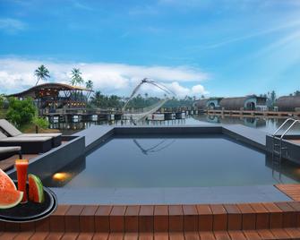 Aquatic Island by Poppys Cochin - Cochín - Piscina