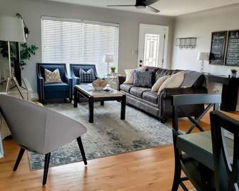 Beautiful Home w/ Colorado Flair, Near Mountains & Denver Hotspots, Great Yard! - Wheat Ridge - Sala de estar