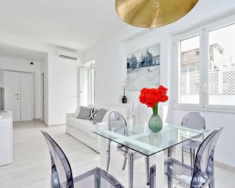 Monti Apartments - My Extra Home - Rom - Essbereich