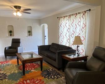 3bd Cozy Home - Laurel - Living room
