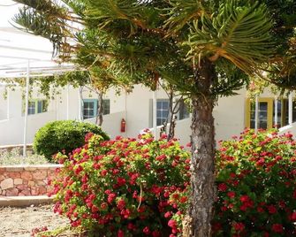 Parasporos Village - Adamantas - Außenansicht