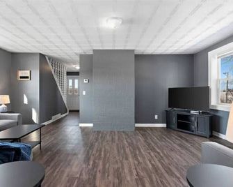 Private country setting! Close to water and other amenities! - Oconto - Sala de estar