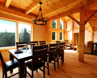 Stately Lakefront Cabin Rental on Chip Lake in Wakefield, Quebec - Wakefield - Dining room