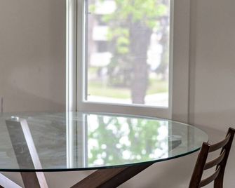 Historical Building 1br 1ba Walk To Rogers Place - Edmonton - Dining room