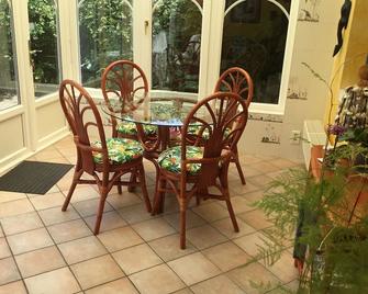 Nice house in quiet area with bus stops at the door and close shops - Saint-Herblain - Hàng hiên