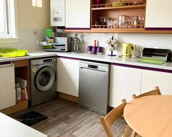 Scardroy Falkirk - Central 3 Bedroom Apartment With Parking, Wifi, Smart Tvs - Falkirk - Kitchen