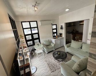 Amelia's Place - Legazpi City - Wohnzimmer