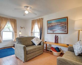 Red Gates Cottage 3 Miles to University! - Laramie - Living room