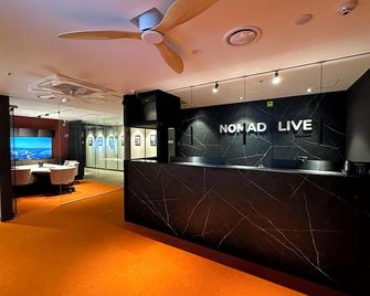 Nomad Live Hostel - פוסן - דלפק קבלה