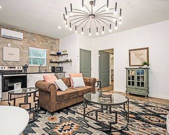 Wildwood Cottage/3 blocks from downtown Nac/King Bed/WiFi/Covered Parking - Nacogdoches - Living room