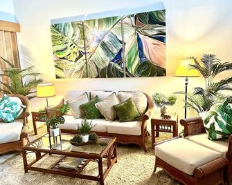 Hale Kania Kai - Surf & Racquet 3302 top floor 3bd/2bth - Kahaluu-Keauhou - Living room