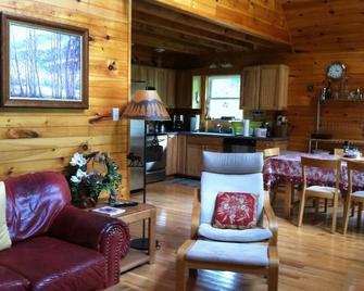 Cabin on Ridge Top, Awesome Views, Hot Tub & Privacy Near Hot Springs - Marshall - Sala de estar
