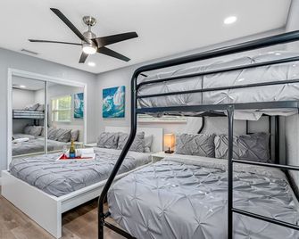 Charming & Renovated Home 20 Minutes from Tampa - Brandon - Bedroom