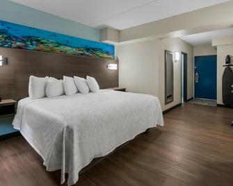 Red Roof PLUS+ & Suites Virginia Beach - Seaside - Virginia Beach - Bedroom